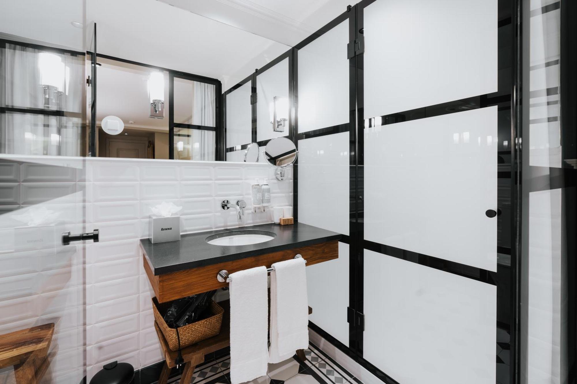 Deluxe Double or Twin Room with Interior View